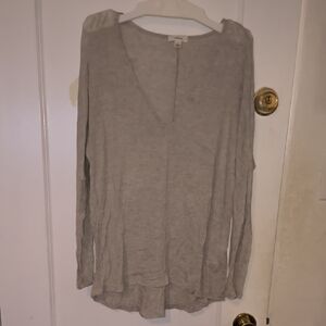 Wilfred | Heather Gray Long Sleeve V-Neck Tee